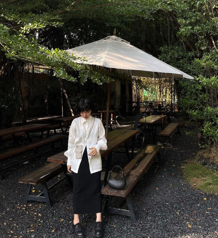 Thay vì tập trung vào đôi chân, bạn có thể tạo điểm nhấn với áo và phụ kiện đi kèm.