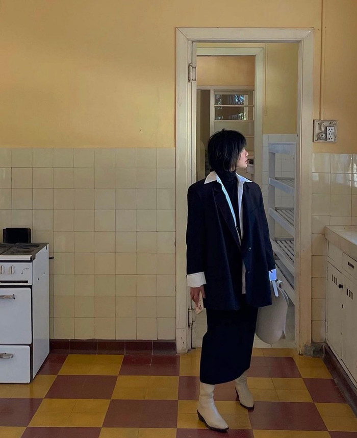 Màu sắc tối giản đem đến cảm giác thon gọn cho đôi chân.