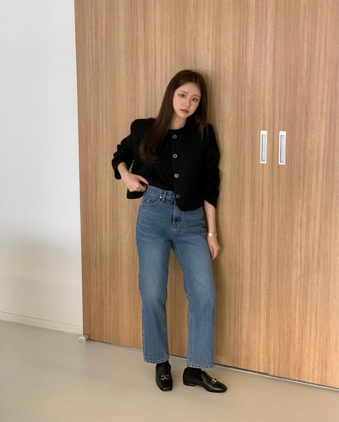 Quần jean ống đứng che đặc điểm đôi chân to.