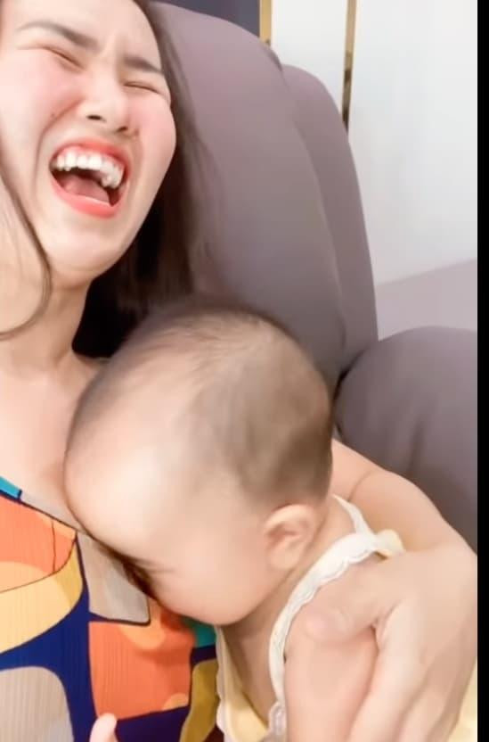 Cô bé lao đến mẹ, ôm mẹ và sờ ngực mẹ ra hiệu là muốn bú sữa. 