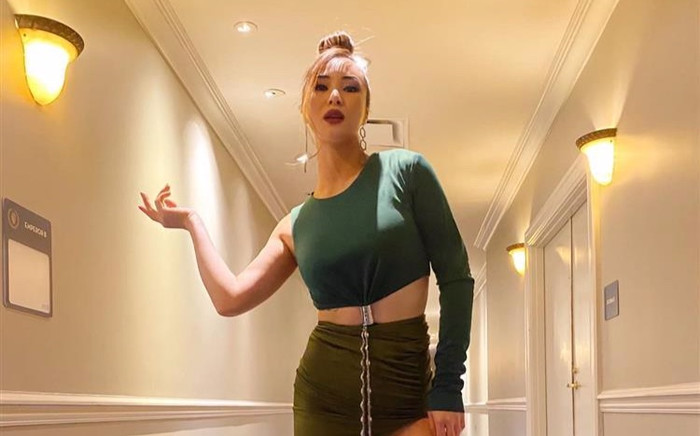 Khó định nghĩa lối catwalk xiêu vẹo, dáng pose lạ lẫm của Hương Tràm Ảnh 2