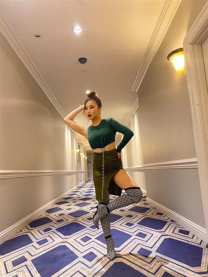 Set đồ đi diễn theo style 'một mất một còn', khán giả thấy có chút rườm rà nhưng Tràm thì ưng ý lắm!