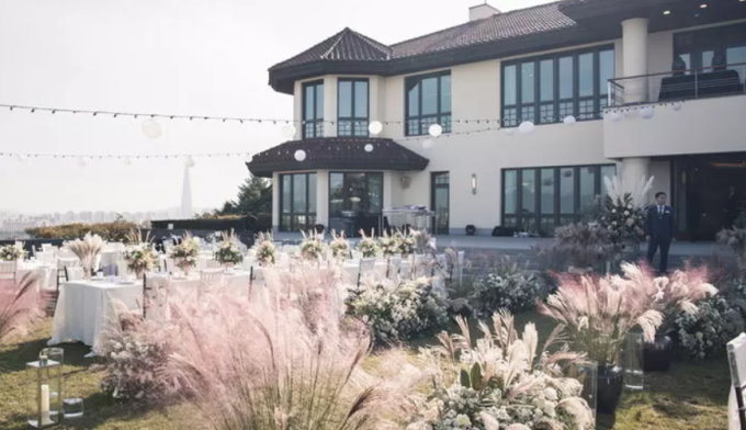 Diện tích ngoài trời nơi đây lên tới 3.845 m2 với bãi cỏ rộng lớn, không gian thoáng đãng, nhiều cây xanh. Là nơi lý tưởng để tổ chức tiệc cưới.