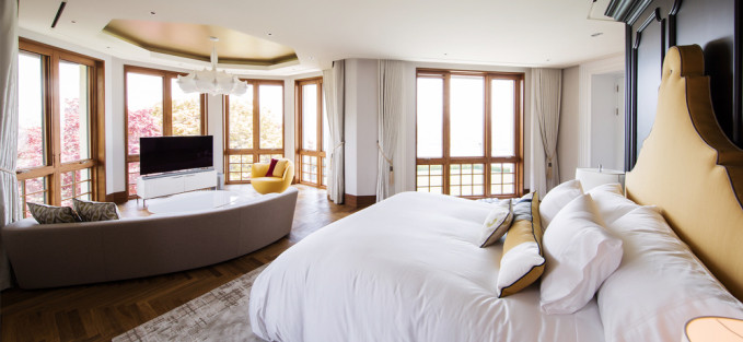 Nội thất của biệt thự là sự kết hợp giữa kiến trúc Anh và các yếu tố của Hàn Quốc, bên cạnh các thiết bị đến từ những thương hiệu nổi tiếng thế giới.