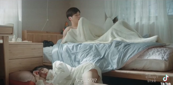 Kang Daniel 'trai trên gái dưới' trong phim Rookie Cops, fan hờn dỗi đòi 'cất poster' Ảnh 4