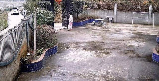 Cô đợi xe của chồng đi khuất mới đóng cổng.&nbsp;