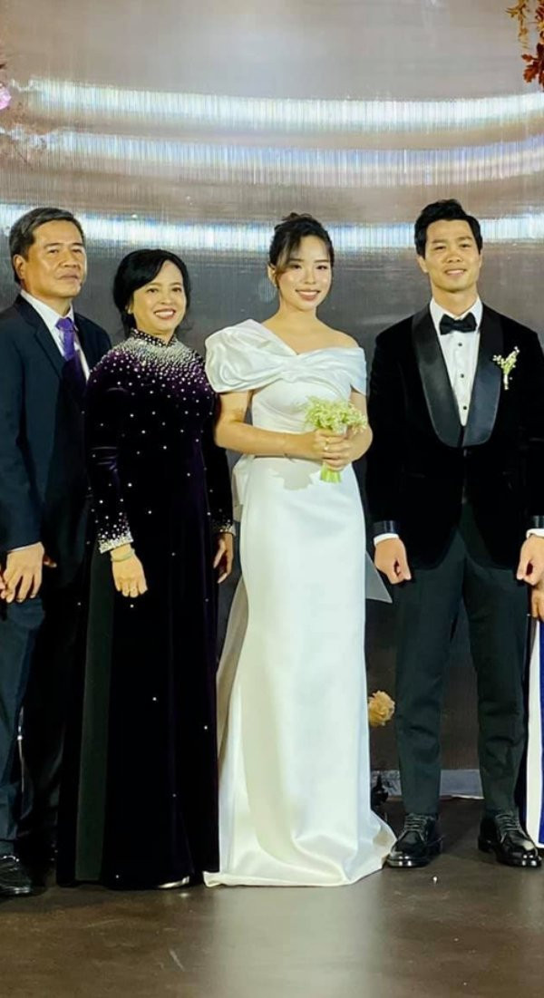 Mẫu váy Viên Minh lựa chọn cũng là kiểu được nhiều ngôi sao Hàn Quốc lựa chọn trong ngày trọng đại.