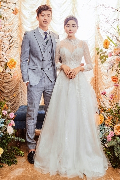Ngoài bộ váy cưới chính khi làm lễ, cô dâu Nhật Linh còn mặc một bộ váy khác đi chào bàn. Thiết kế này được làm từ 80 m vải ren Chantilly Pháp, đính 2.000 viên pha lê Swarovski. Váy có phom dáng chữ A lấy cảm hứng từ váy dạ hội thập niên 1960 của Pháp.