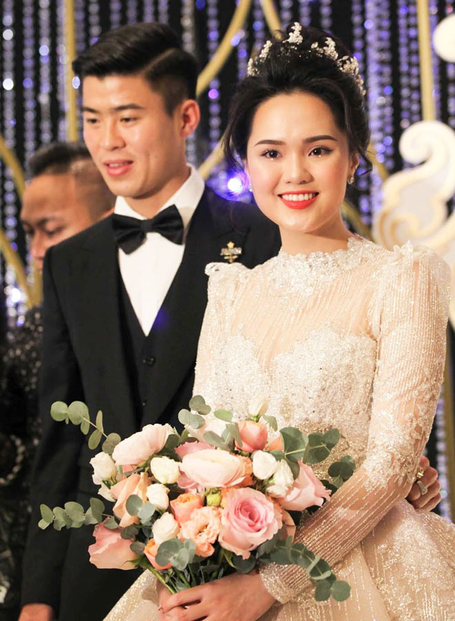 Váy cưới của Quỳnh Anh được làm từ chất liệu vải ren cao cấp, với tổng số pha lê được đính trên thân áo lên đến 8.000 viên. 