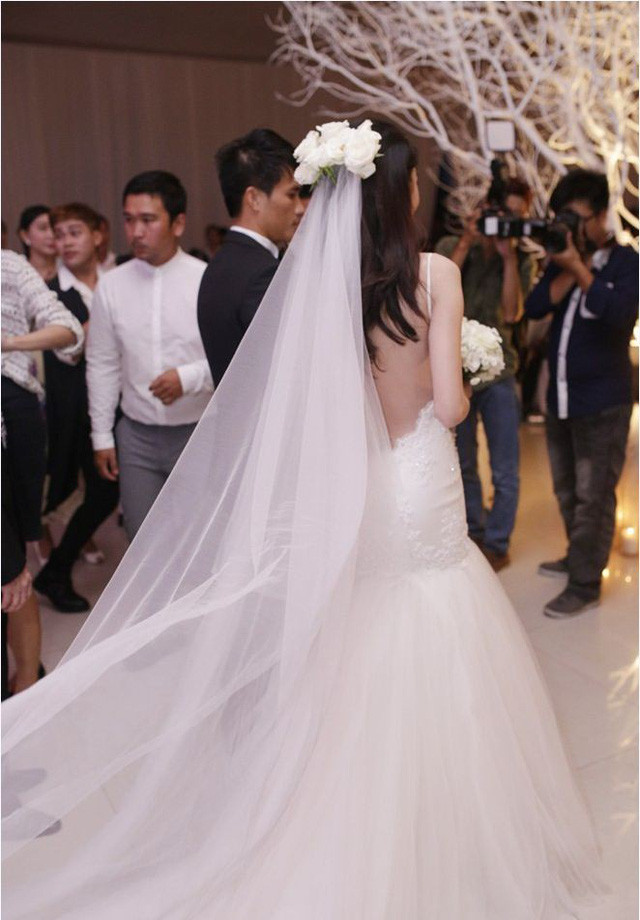 Mẫu váy của Thủy Tiên được tạo điểm nhấn bằng khăn voan dài mềm mại. Dù đã tổ chức đám cưới từ năm 2014 nhưng đến thời điểm hiện tại, mẫu váy cưới Thủy Tiên không hề lỗi mốt.