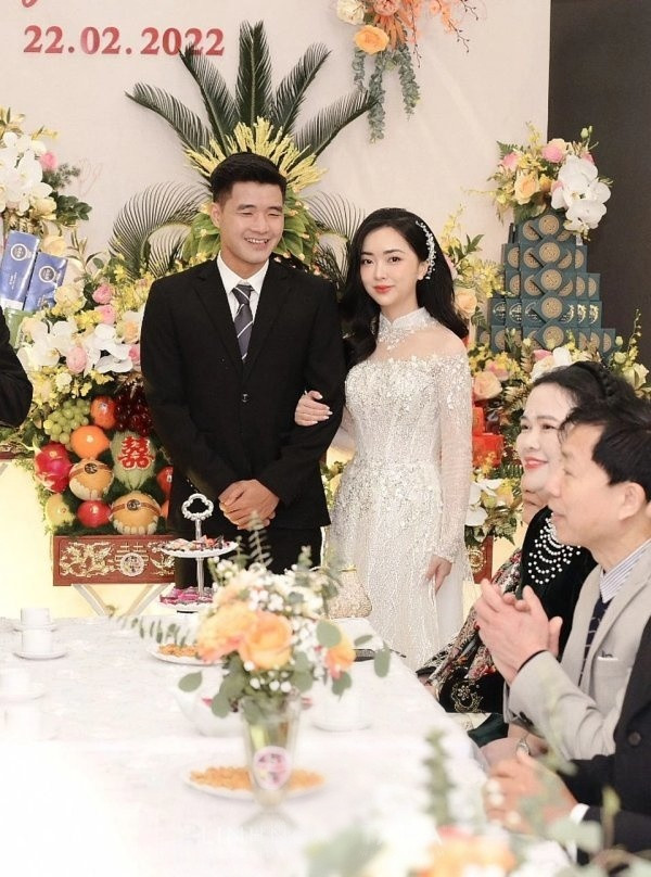 Đám cưới của Hà Đức Chinh với hotgirl Hà Trang mới đây nhận được sự quan tâm đặc biệt của cộng đồng mạng. Ngoài nhan sắc xinh đẹp, bà xã của Hà Đức Chinh còn được khen ngợi khi diện áo dài cưới ấn tượng. 