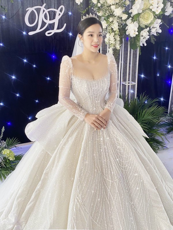 Khánh Linh cũng chọn thiết kế hơn 200 triệu trong tiệc cưới ở quê nhà Hà Tĩnh. Mẫu váy này tôn được vóc dáng và giúp cô dâu lộng lẫy như công chúa trong ngày trọng đại.