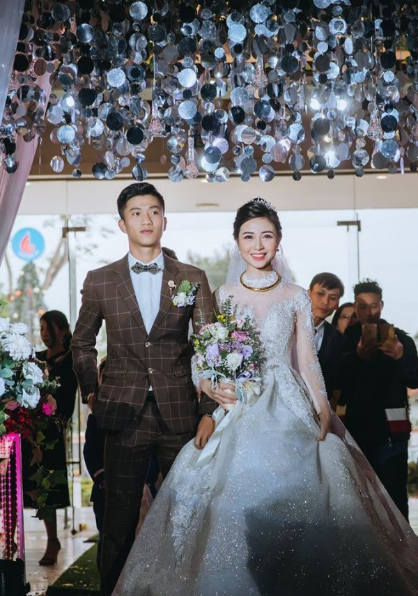 Phan Văn Đức làm đám cưới cùng bạn gái Nhật Linh. Trong ngày trọng đại, cô dâu xứ Nghệ diện bộ váy cưới lộng lẫy, được cả hai chuẩn bị suốt nhiều tháng trời. Trong ngày trọng đại, cô dâu xứ Nghệ diện bộ váy cưới lộng lẫy, được cả hai chuẩn bị suốt nhiều tháng trời. Thiết kế được 10 người làm việc liên tục suốt 2 tháng để hoàn thành. Chiếc váy sử dụng hơn 200 m vải và ren nhập từ Pháp, 6.000 viên pha lê và 2.000 viên đá Swarovski từ Áo. 