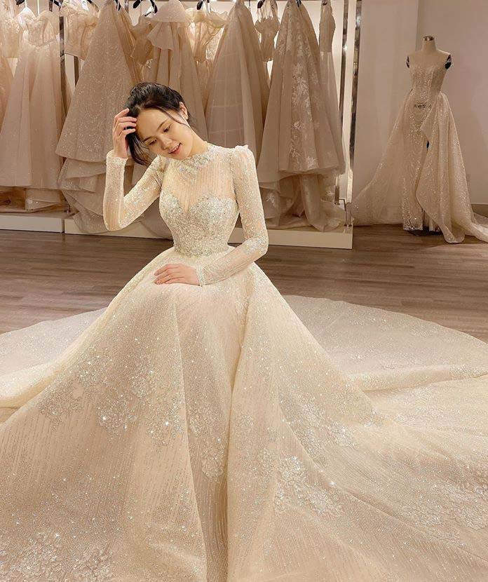 Quỳnh Anh vốn sở hữu gương mặt khả ái nên nhận được nhiều lời khen trong mẫu váy đẹp như cổ tích.
