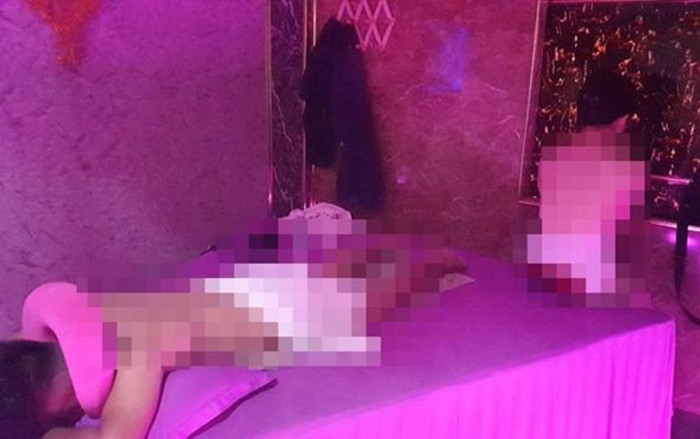 Bắt quả tang 2 nữ tiếp viên khỏa thân để 'tăng sự hưng phấn' cho khách nam Ảnh 2
