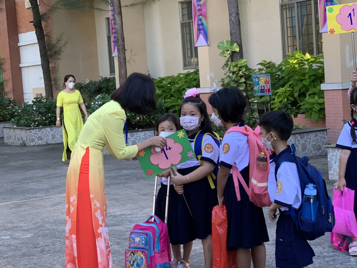Đến nay, học sinh tiểu học và trẻ mầm non tại TP Hồ Chí Minh đã bước sang tuần học thứ hai, nhiều trẻ phải chuyển sang học online vì trở thành F0 và F1.