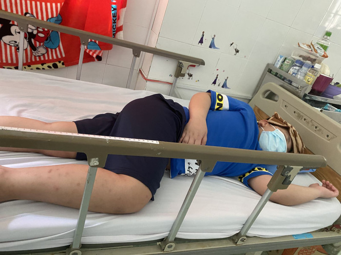 Con trai chị Nguyễn Thị Hồng đã nằm điều trị được 8 ngày tại bệnh viện, tuy sức khỏe đã ổn nhưng vẫn còn dương tính với SARS- CoV-2. Ảnh: NVCC