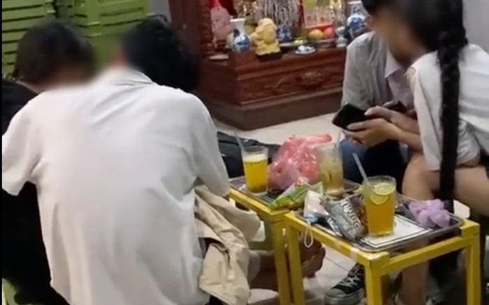 Sốc nặng cảnh 2 bạn trẻ hôn nhau trong quán nước đông người, xem hết video còn sửng sốt hơn Ảnh 2
