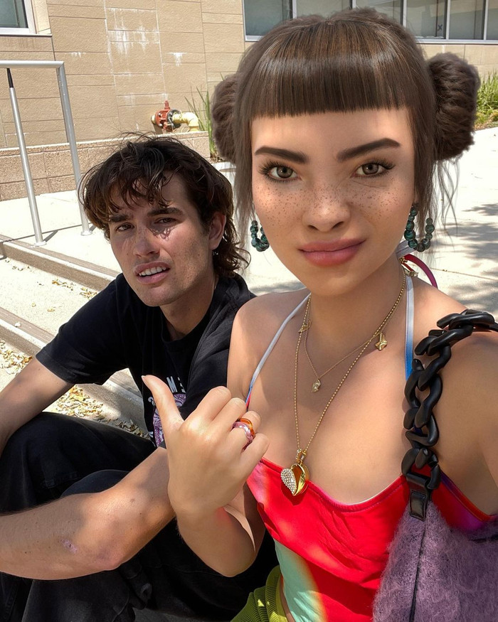 Người mẫu ảo này có bạn trai là người thật, cô thường xuyên khoe hình ảnh tình cảm và những chuyến du lịch trên trang cá nhân.