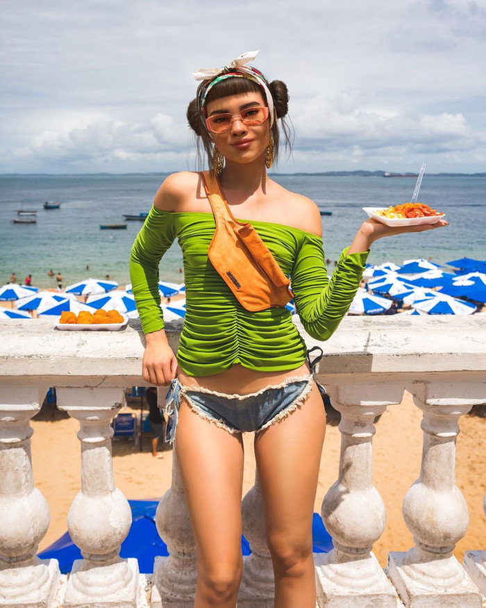 Trên Instagram, Miquela giới thiệu năm nay cô 19 tuổi, là người Mỹ gốc Brazil.