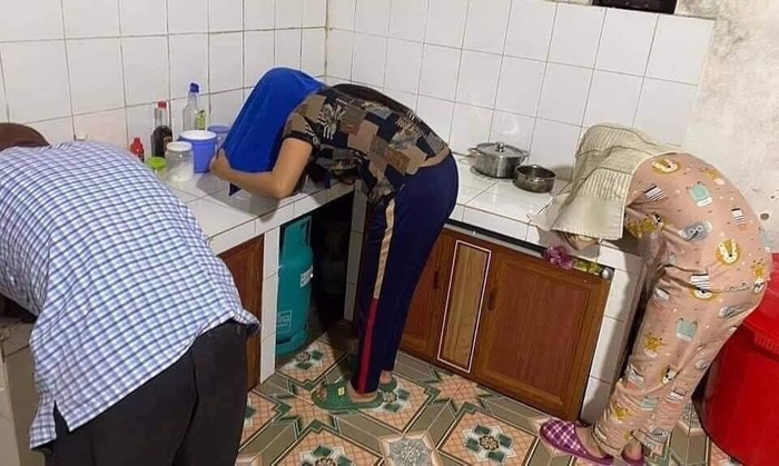 Cả nhà cùng nhau... hít hà. Ảnh: Facebook D.N.