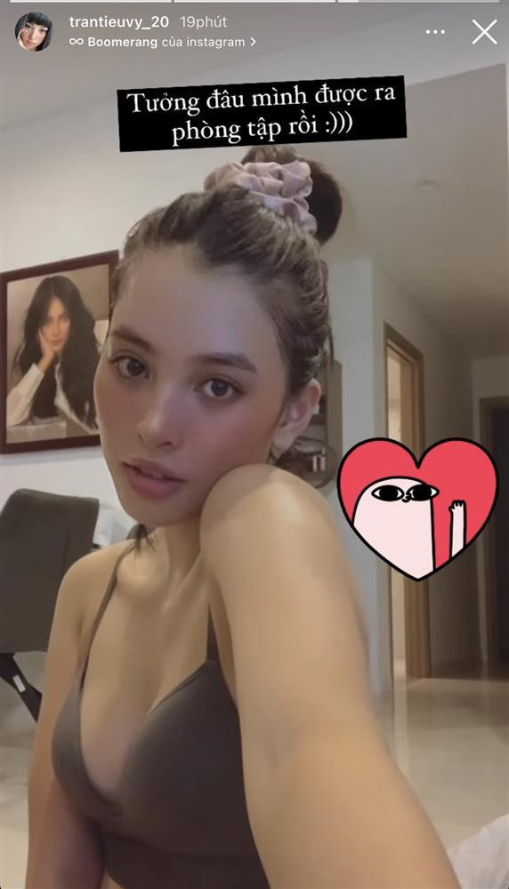 Cô vẫn giữ được nhan sắc trời ban, Tuy nhiên thần thái vẫn lộ rõ dấu hiệu mệt mỏi. 