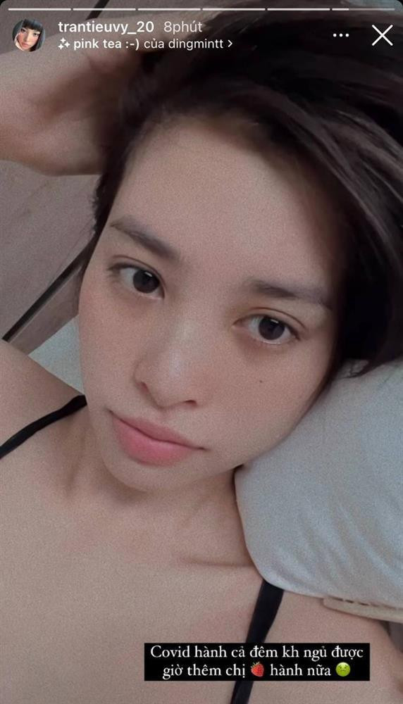 Gương mặt của Tiểu Vy khá xuống sắc, người đẹp phải dùng filter để trông hồng hào, tươi tắn hơn. 