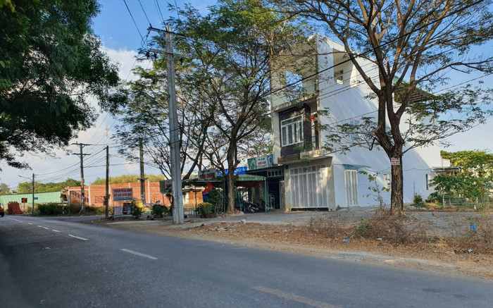 Chồng chạy xe máy đuổi theo chém liên tiếp vào mặt vợ rồi uống thuốc diệt cỏ tự tử Ảnh 2