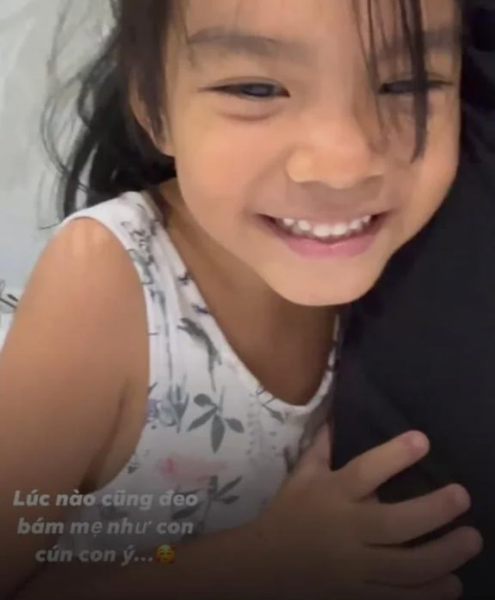 Phạm Quỳnh Anh vô tình để lộ vòng 2 to bất thường khi đang chơi đùa với con? Ảnh 3