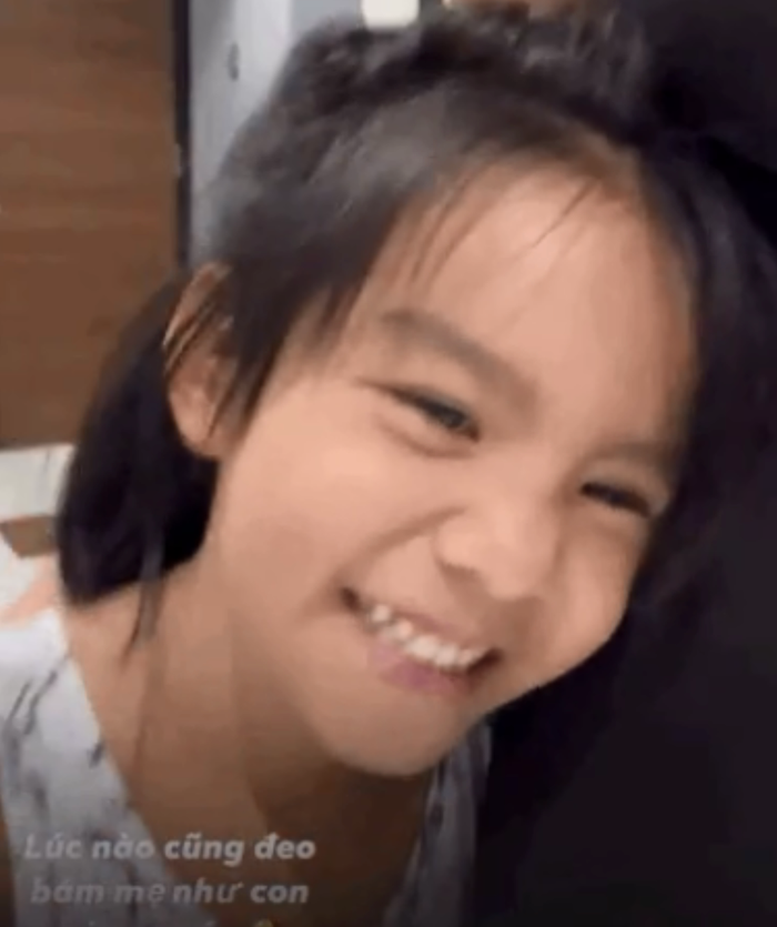 Con gái út nhà Phạm Quỳnh Anh liên tục có hành động ôm ấp, vuốt ve bụng của mẹ.
