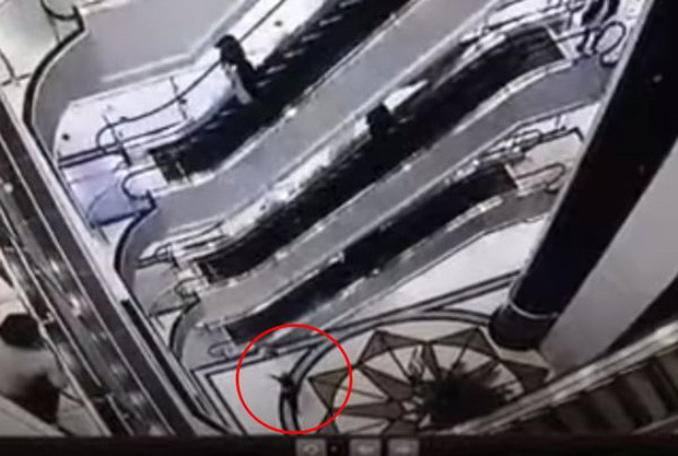 Bế cháu gái 3 tuổi đi thang cuốn, ông ngã từ trên cao xuống tử vong thương tâm Ảnh 5