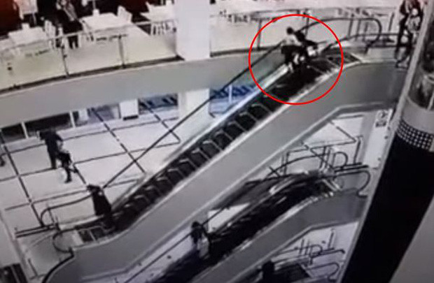 Bế cháu gái 3 tuổi đi thang cuốn, ông ngã từ trên cao xuống tử vong thương tâm Ảnh 3