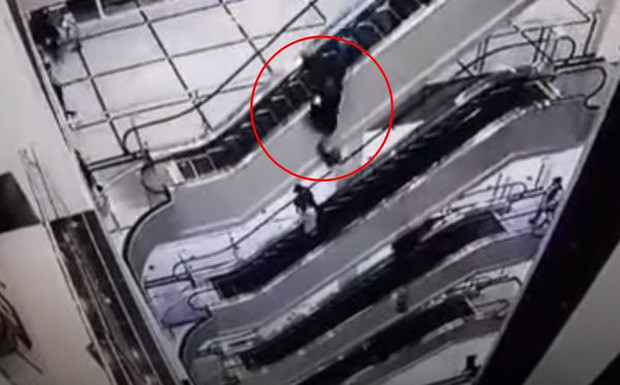 Bế cháu gái 3 tuổi đi thang cuốn, ông ngã từ trên cao xuống tử vong thương tâm Ảnh 4