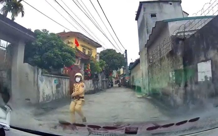 Clip: Tài xế lùi xe như bay trên đoạn đường hẹp để chạy trốn CSGT nhưng hành động sau đó mới gây bức xúc Ảnh 2