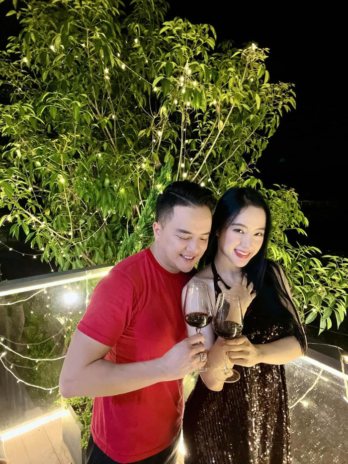 Cả hai liên tục phát 'cẩu lương' trên mạng xã hội. 