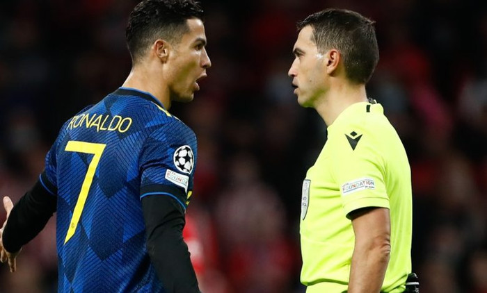 CR7 liên tục phàn nàn với trọng tài về việc cầu thủ Atletico chơi quá rắn nhưng không bị cảnh cáo.