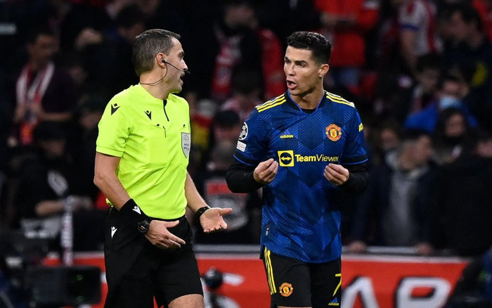 Ronaldo liên tục tranh cãi với trọng tài trận MU hòa Atletico Ảnh 2