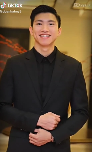 Chú rể Văn Hậu diện vest lịch lãm