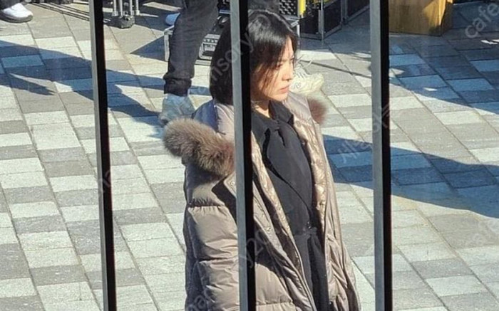 Song Hye Kyo bị chụp lén ở hậu trường phim mới: Tóc ngắn, mặt như 'mất sổ gạo' Ảnh 2