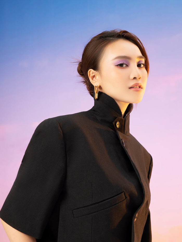 Dân tình 'đổ mồ hôi hột' khi xem Lan Ngọc nhiệt tình nhảy nhót với style áo chỉ gài một cúc Ảnh 9