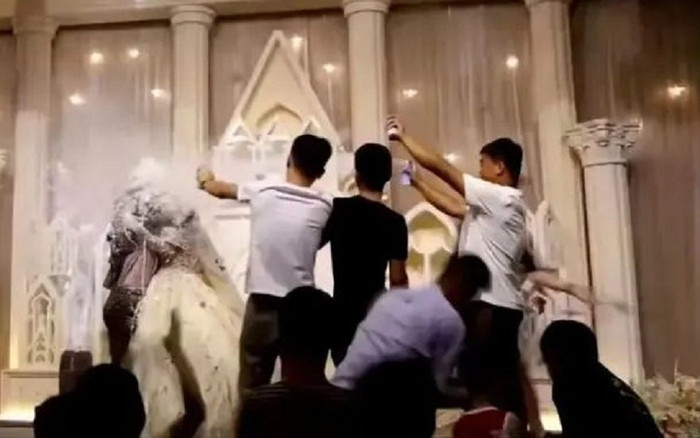 Bị bạn của chú rể cố tình đùa ác trong đám cưới, cô dâu òa khóc đòi ly hôn Ảnh 2