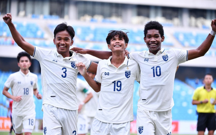 Cầu thủ Thái Lan ăn vạ kiếm phạt đền, trọng tài liên tiếp mắc sai lầm làm 'hại' Lào Ảnh 2