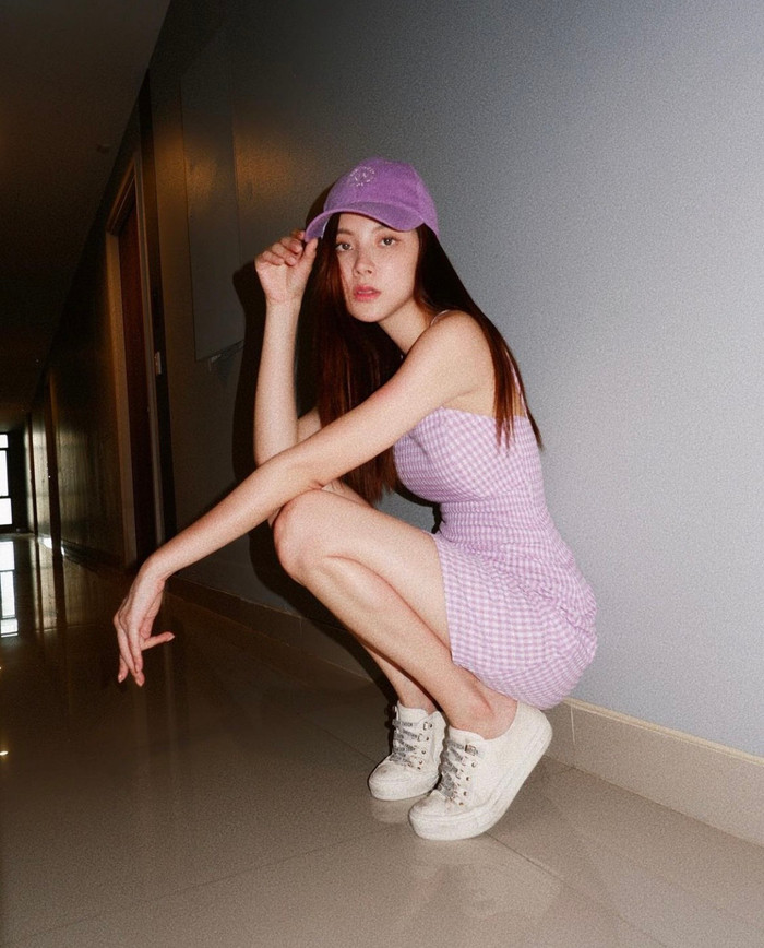 Lựa chọn gam màu trang phục tươi sáng góp phần không nhỏ mang đến diện mạo trẻ trung của cô nàng.