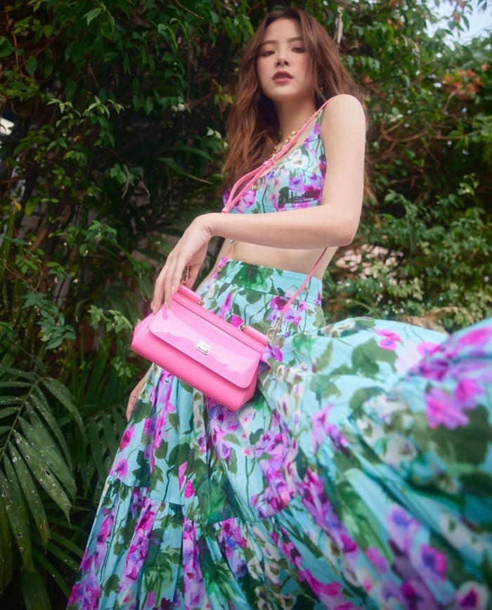 Gu thời trang ngọt ngào, đầy màu sắc tươi sáng hệt vườn hoa của cô nàng.