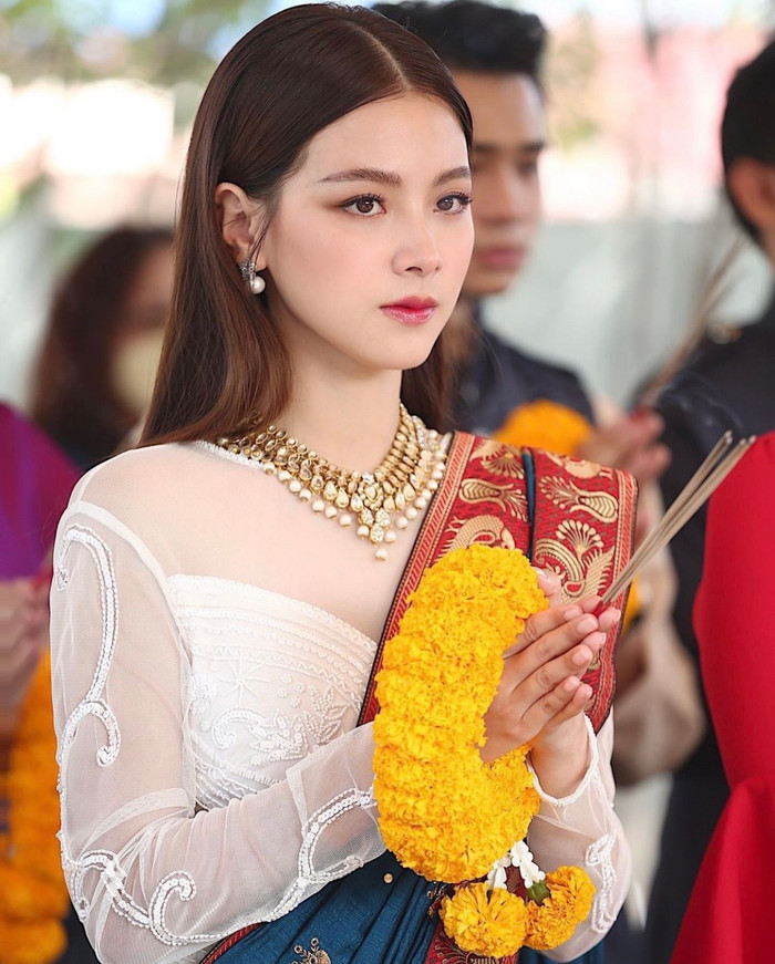 Khi diện trang phục truyền thống, cô nàng càng toát lên vẻ yêu kiều, kiêu sa đậm chất nữ thần.