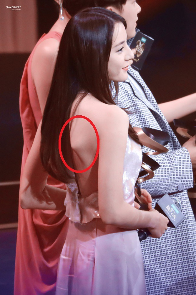 Địch Lệ Nhiệt Ba có thời điểm từng gầy đến mức trơ xương. 