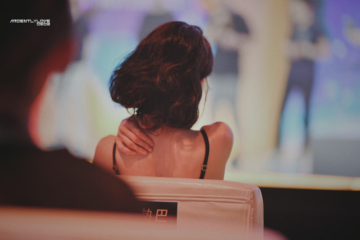 Địch Lệ Nhiệt Ba khiến dân tình ngã ngửa vì vòng eo kém thon, đôi chân đầy mỡ Ảnh 9