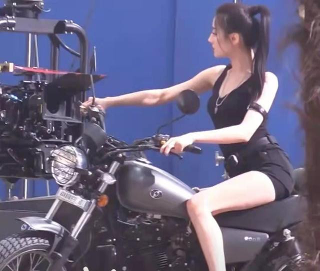 Địch Lệ Nhiệt Ba khiến dân tình ngã ngửa vì vòng eo kém thon, đôi chân đầy mỡ Ảnh 8