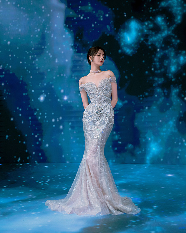 Địch Lệ Nhiệt Ba khiến dân tình ngã ngửa vì vòng eo kém thon, đôi chân đầy mỡ Ảnh 3