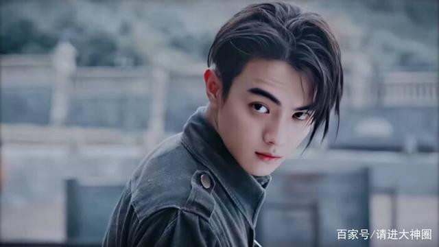 Hứa Khải được ví là con ong chăm chỉ của làng giải trí, kịch bản mới liên tiếp tìm tới tay, lịch trình quay dày đặc.&nbsp;